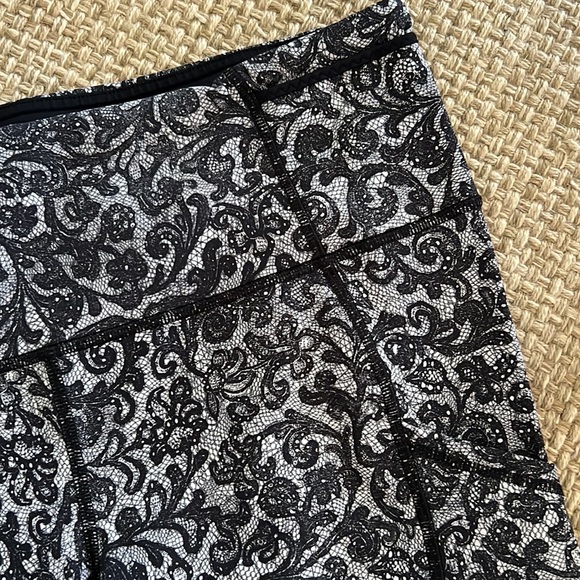 NWOT* Lululemon Outrun Mesh Crop Leggings - Picture 6 of 12